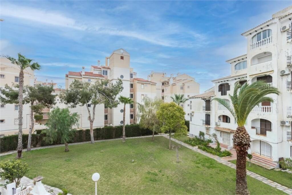 Beautiful Apartment With 2 Bedrooms Close To Beach Torrevieja Exterior foto